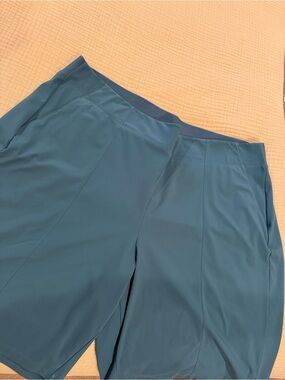 Athleta Women’s Teal Performance walking Shorts